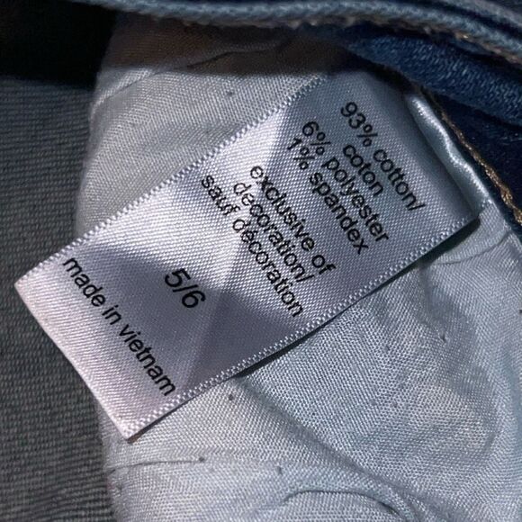 Maurices Mid Rise Distressed Denim Cuffed Shorts Size 6 #36 - Picture 2 of 6